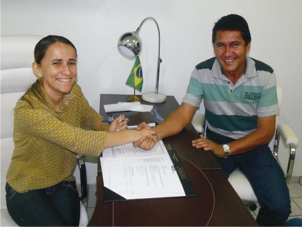 A prefeita de Araioses Valéria Leal recebe em seu gabinete Rocha Filho, prfeito de Água Doce.