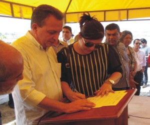 vereadora Flavia do Gentil  fez assinatura simbólica em nome dos vereadores de Araioses.