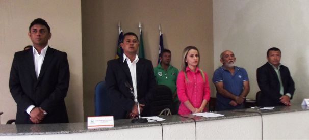 Prefeita Valéria do Manin entre os: vereadores Telson Bittencourt, Júlio César, vice-prefeito Mano Gonçalves e vereador Alex do Giquiri se perfilam para ouvir o Hino Nacional.