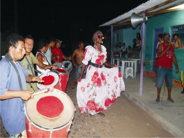 Pérola Negra samba junto a bateria do Mocidade.