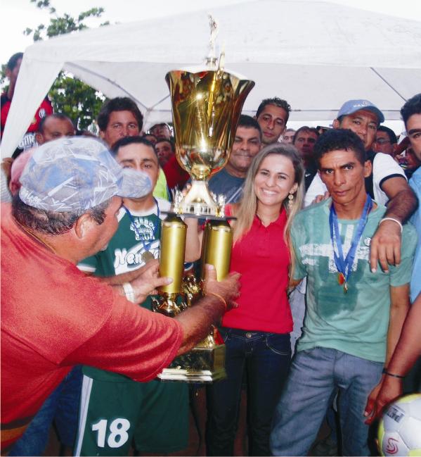 Valéria Leal entrega o troféu de campeão para o Curitiba.