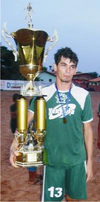 Rafael, artilheiro da competição com 6 gols posa com o troféu de campeão.