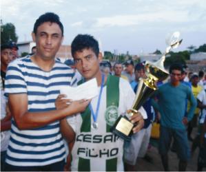 Vereador Telson Leal entrega o prêmio e troféu ao Coritiba, vice-campeão. 