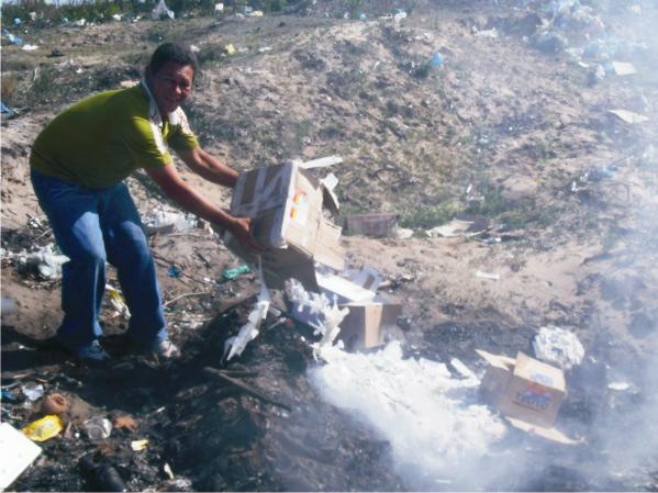 Funcionário de prefeitura joga remédios vencidos no fogo.