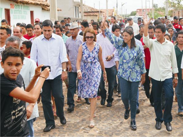 Governadora Roseana e demais autoridades recebem cumprimentos de populares na região do Baixo Parnaíba