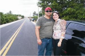 Filho (Posto Bacanga) ao lado da esposa Andrea Garcia cutem o visual da nova estrada.