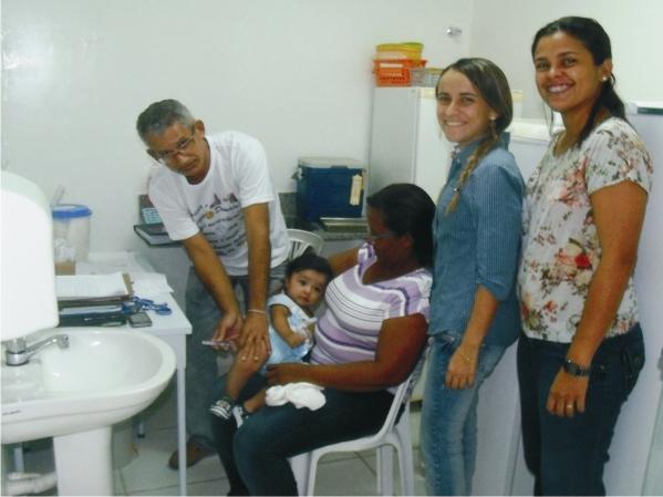 Prefeita Valéria Leal junto da equipe de vacinação.