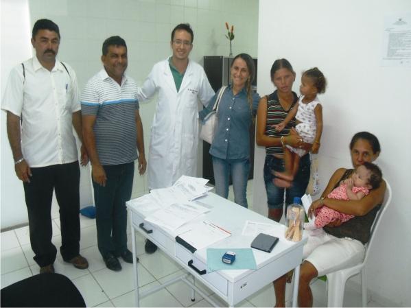 Hailton de Carnaubeiras. Manin Leal e a prefeita Valéria Leal com equipe médica e pacientes no Hospital do Município. 