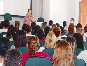 A Secretária de Educação Jaqueline Pimentel fala aos professores