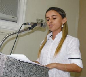 Prefeita Valéria Leal lê sua mensagem aos vereadores.