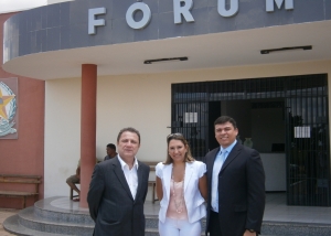 Corregedor Cleones Cunha, com os juízes Jerusa de Castro Duarte e Marcelo Fontenele Vieira, em Araioses