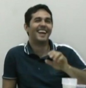 Gláucio Alencar sorrindo durante acareação com Júnior Bolinha