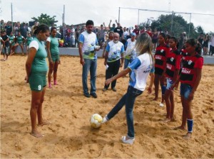 Prefeita Valéria Leal inicia a decisão no futebol de areia.