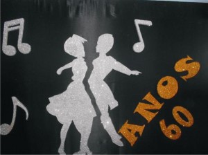 Os Embalos de Sábado a Noite - musical dos anos 60 - foi o tema da festa dançante.