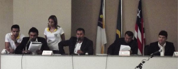 Mesa da Câmara de Vereadores de Araioses apresenta o projeto para a votação.