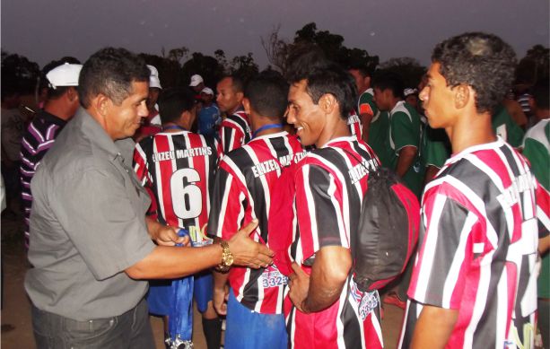 Vereador Raimundinho do Remanso entrega medalhas aos jogadores finalistas do torneio.