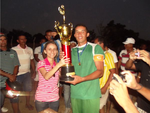 Prefeita Valéria do Manin entrega o troféu de campeão ao capitão da equipe dos Algodões. 