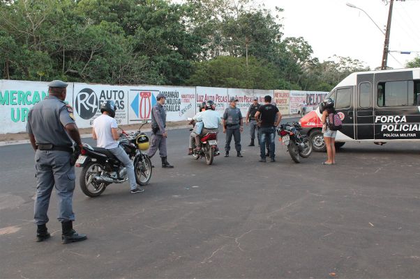 Motoqueiros são vistoriados pela Polícia Militar durante as operações