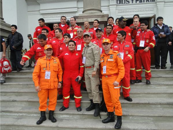 Oficiais do CBM-MA com bombeiros do Peru, em Lima