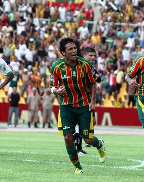 Eloir marcou o gol do empate contra o Macaé (Foto: Biaman Prado/O Estado)