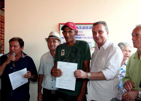  Luis Fernando Silva entrega Contrato de Concessão de Uso para moradores de povoado de Lago do Junco - Foto/ Antônio Martins