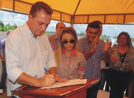  Luís Fernando e a prefeita Valéria do Manin assinam ordem de serviços para Araioses.